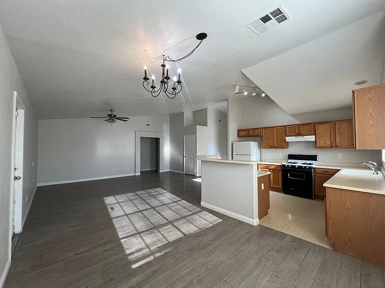 2708 Ganzo St — Photo 27