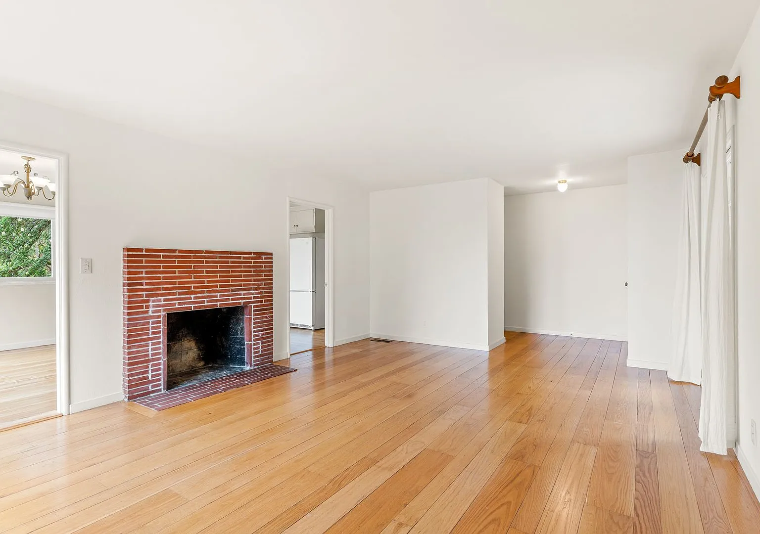 Charming Cul-de-Sac Mid-Century w/ Bay Views In Oakland Hills — Photo 4