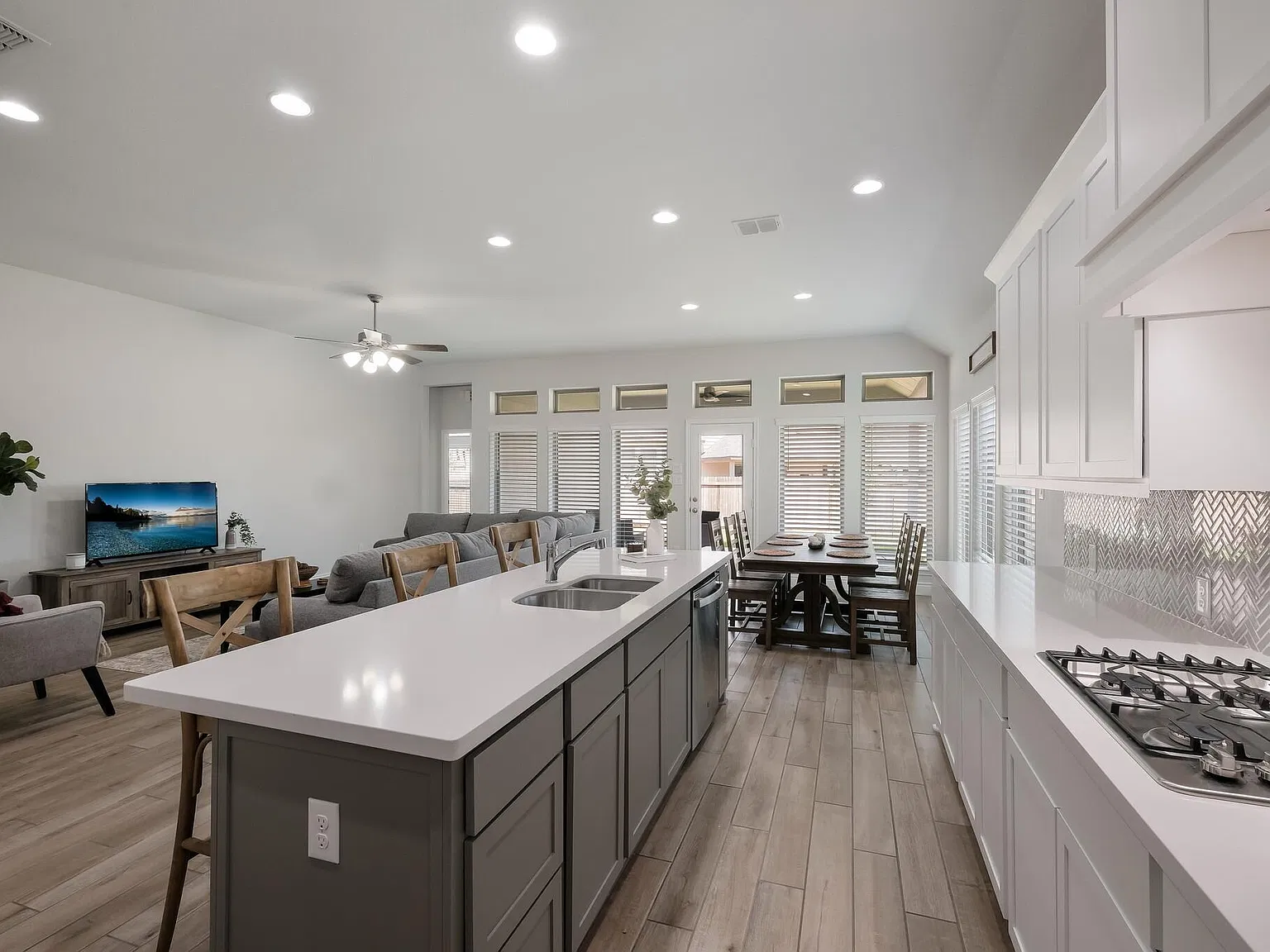 4 bed, 3.5 bath, 2293 sqft, $4,700 — Photo 2