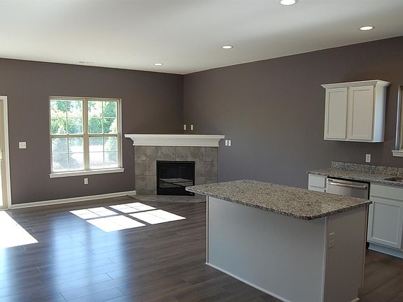 4th image of 24084 Hemlock Dr