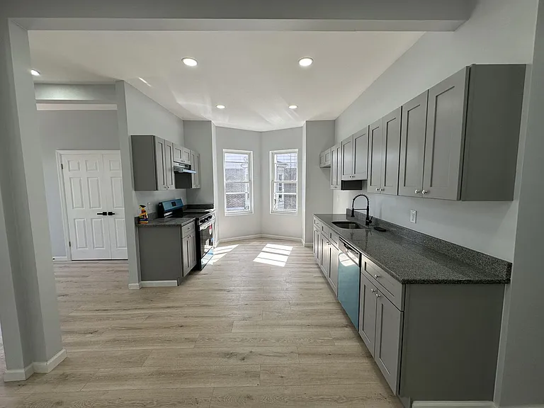 1109 W State St — Photo 2