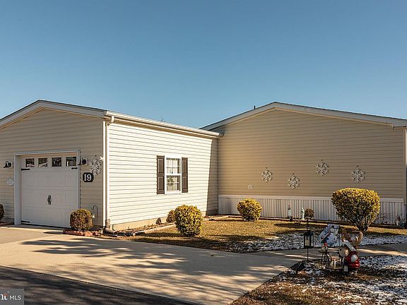 5th image of 19 Mayfair Ln