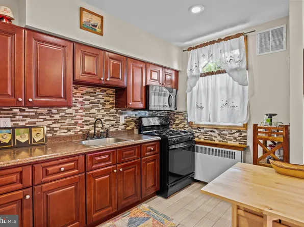6241 Erdrick St, Philadelphia, PA 19135