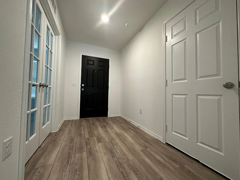 2533 Creekbend Dr — Photo 11