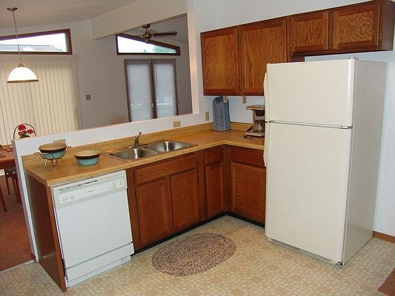 5th image of 17 Indian Hill Ln