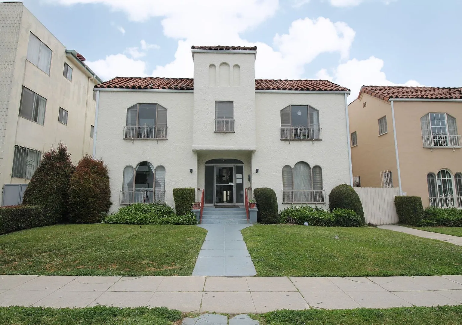 422 N. Hayworth Ave. — Photo 2