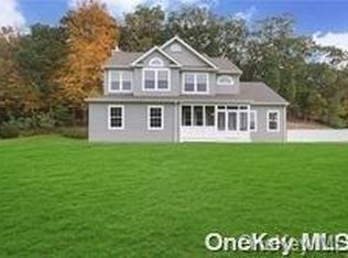 8 Judges Ln, Smithtown, NY 11787