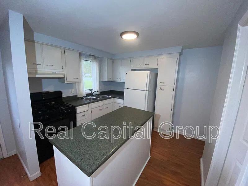 3 bed, 1.5 bath, $1,495 — Photo 3