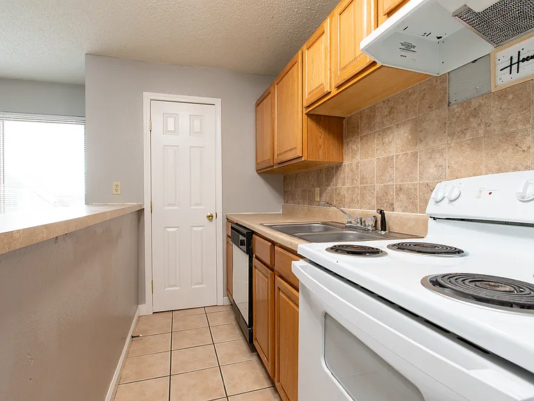 2228 S Oliver Ave — Photo 9