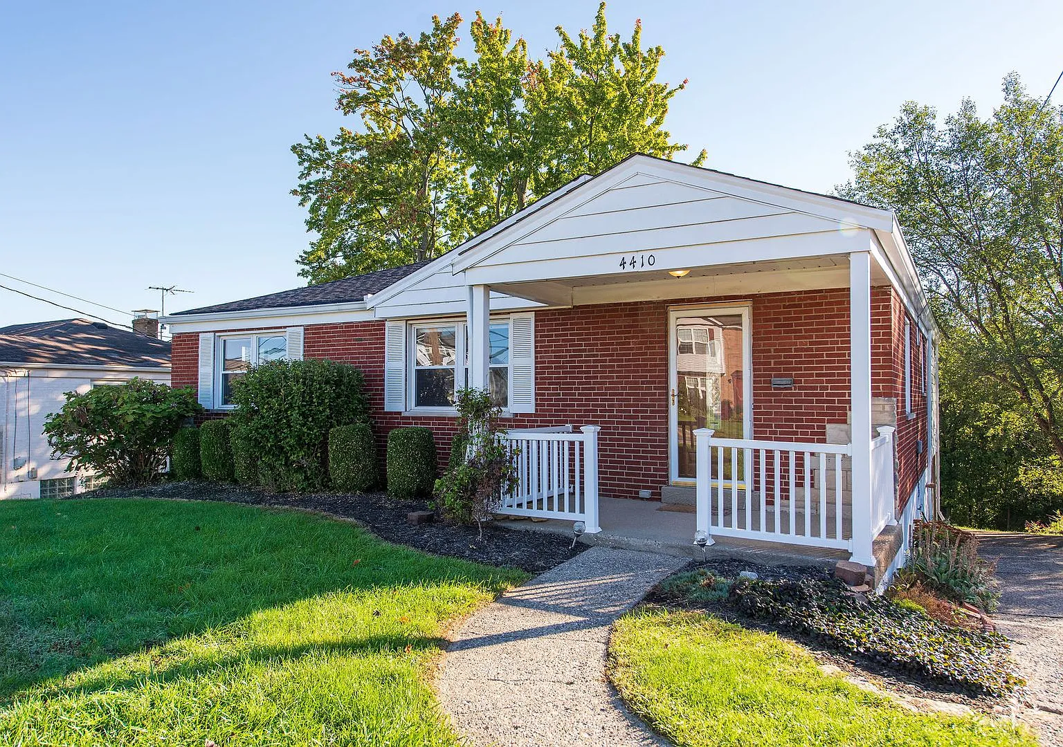 Bridgetown - Charming, Private 3 Bed W Huge Yard — Photo 2