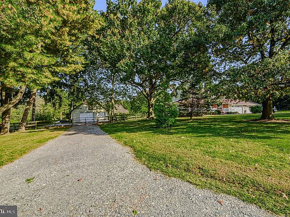 3rd image of 590 Walter Rd