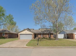 713 Saint Charles St, Moore, OK 73160
