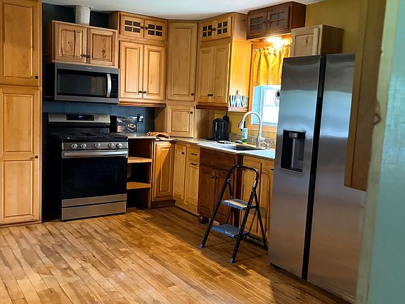 3rd image of 72 Ridley Ln