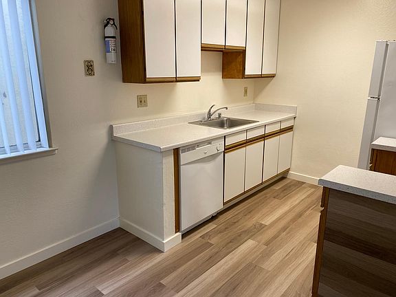 5th image of 300 30th St #1
