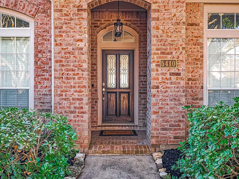 5410 Portage Rock Ln — Photo 2