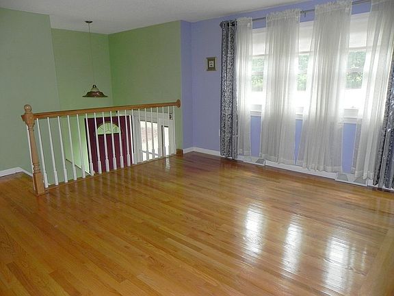 4th image of 14 Lamplighter Dr