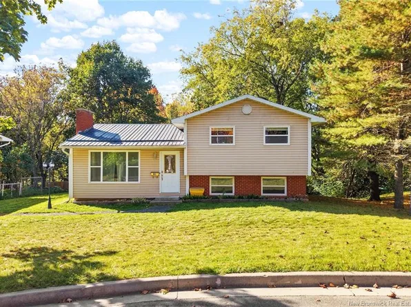 30 Fletcher Ct, Fredericton, NB E3A 4T4
