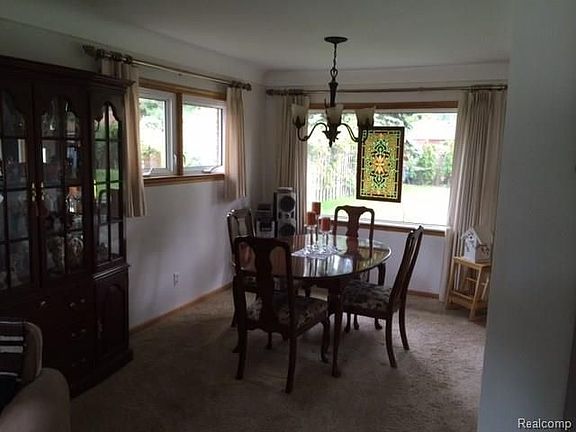 4th image of 15653 Crescent Ave