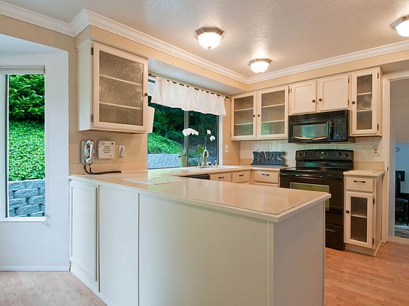 Kitchen w/ eating bar