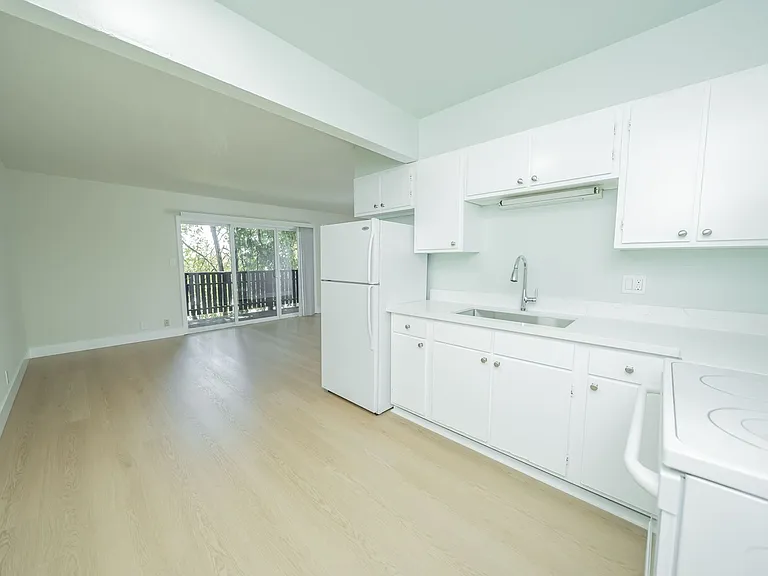 650 Vernon Street — Photo 5