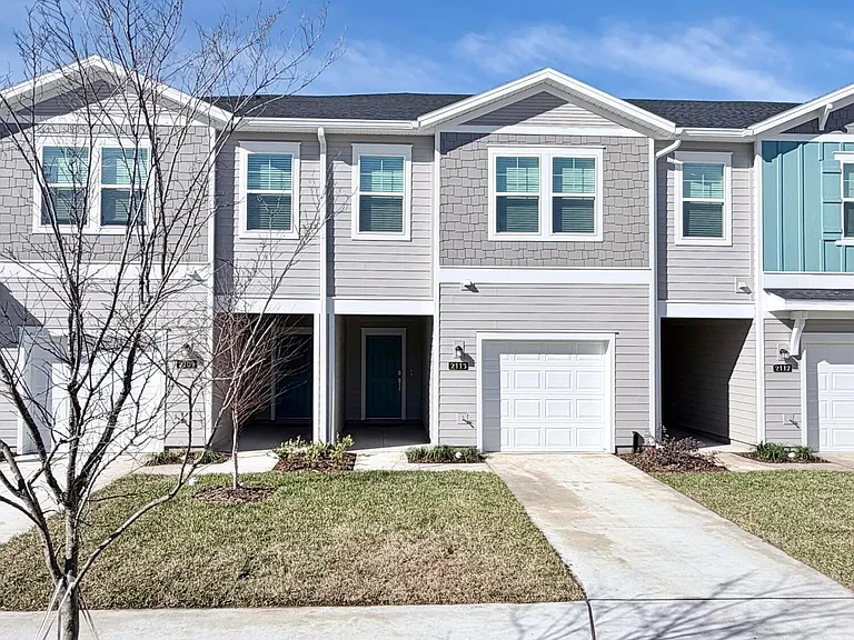 2113 Windward Cay Ln — Photo 1