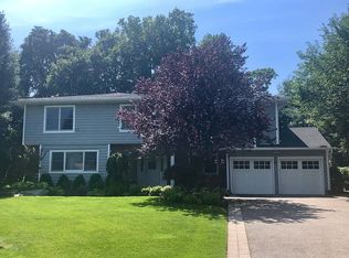 44 Colgate Ln, Woodbury, NY 11797