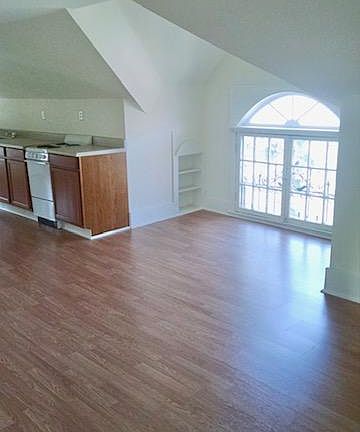 3rd image of 440 Glen St #6