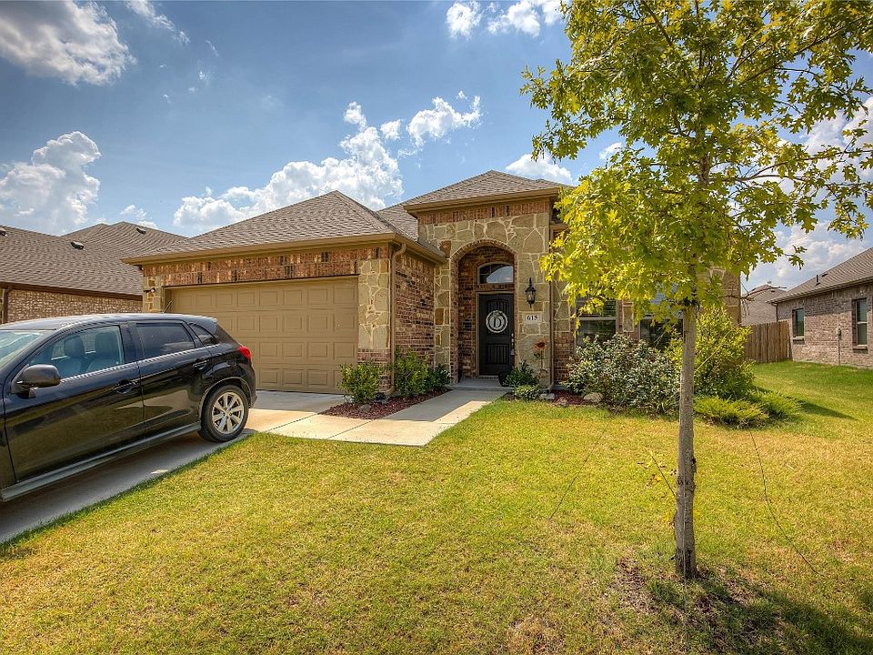 1st image of 615 Comal Dr