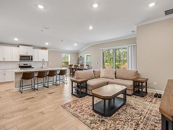 4th image of 7 Summerwood Rd N