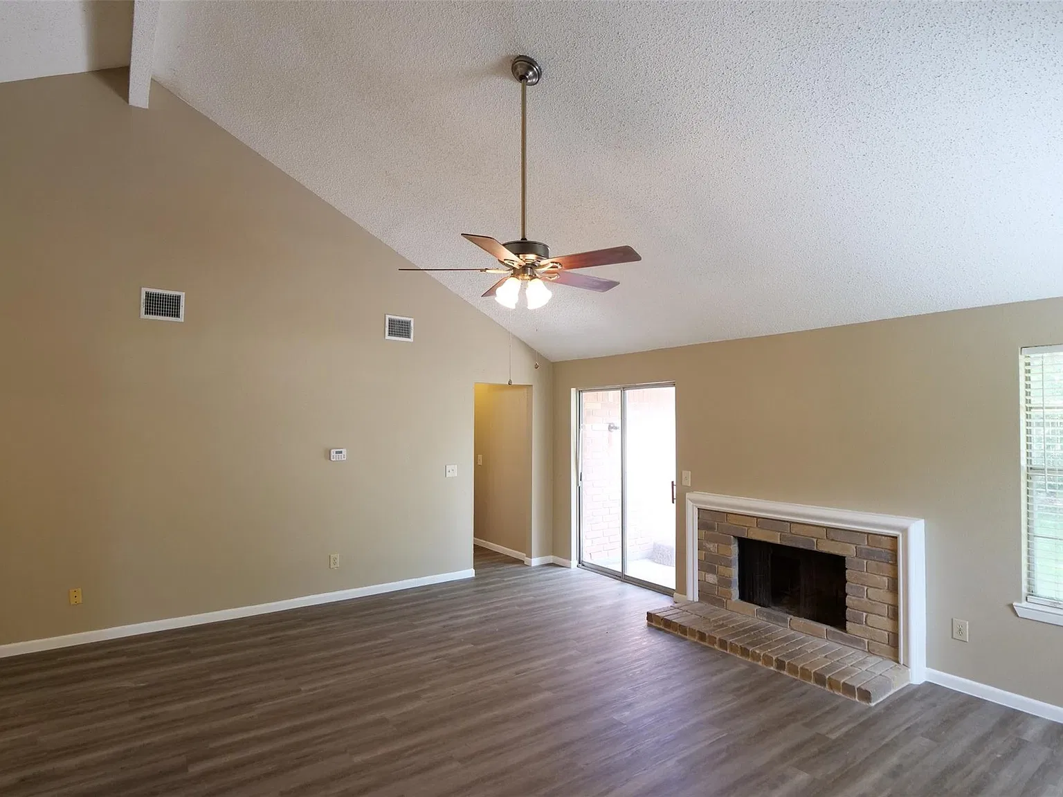 3 bed, 2.0 bath, 1284 sqft, $1,695 — Photo 3