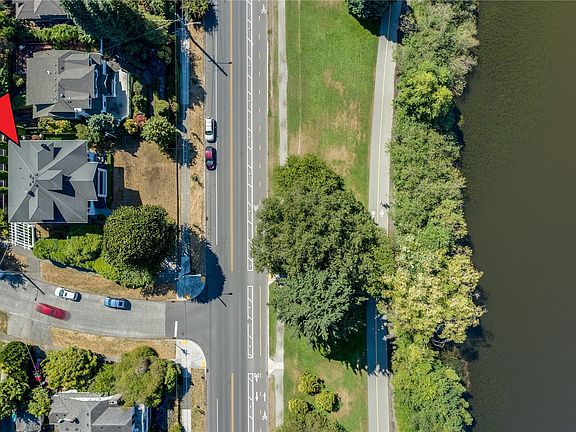Simply walk across the street to enjoy all Green Lake has to offer; swim, paddle boarding, walking, biking...it is all, literally, steps away.>