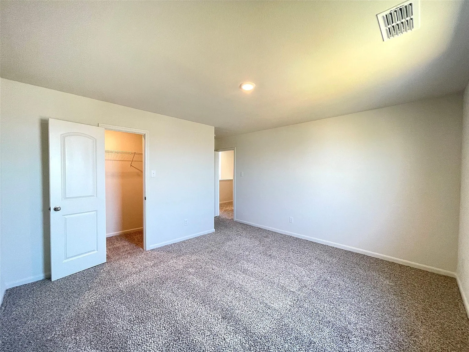 4 bed, 2209 sqft, $2,295 — Photo 2