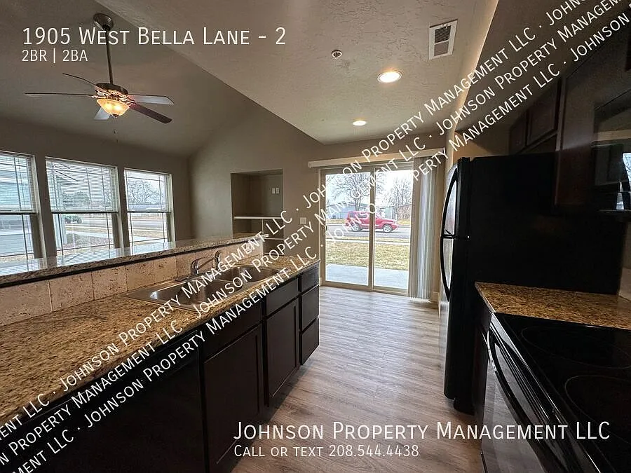 Newer Townhome Style living close to all off Karcher exit. — Photo 3