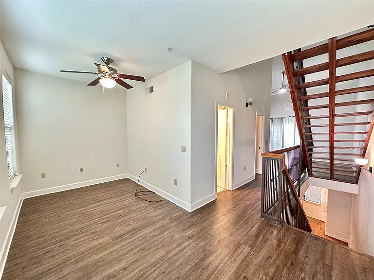 1602 Elgin St #13 — Photo 8