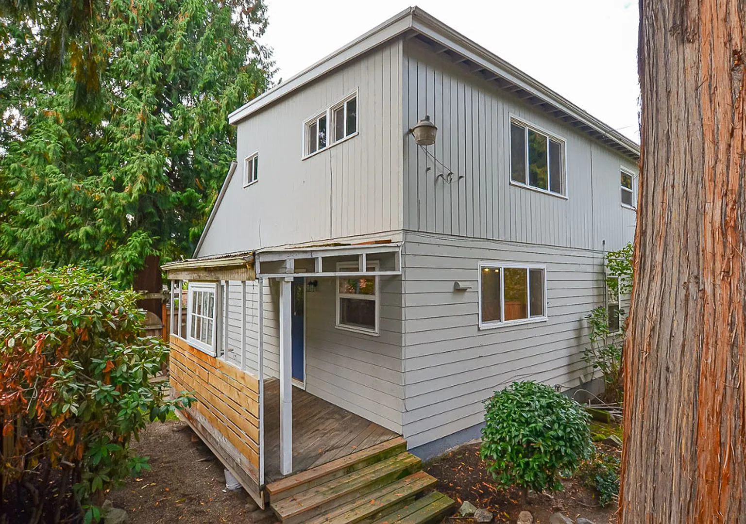 Spacious 4-Bedroom Home with Fireplace & Yard — Photo 3