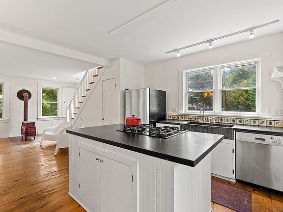 5th image of 1105 Washington St