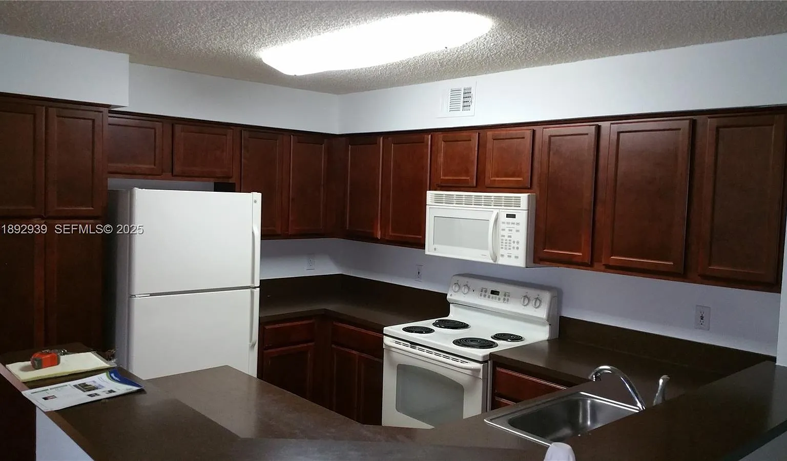 3 bed, 1408 sqft, $2,395 — Photo 2
