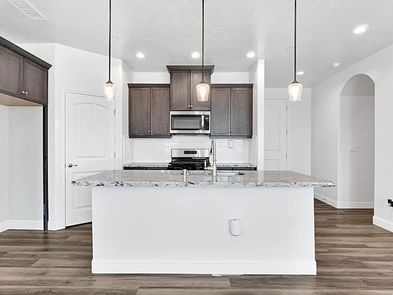 1148 Summit Ct — Photo 8