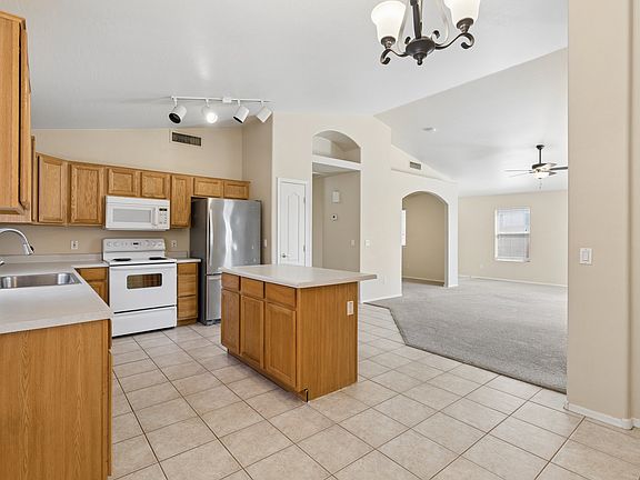 4th image of 921 E Montoya Ln