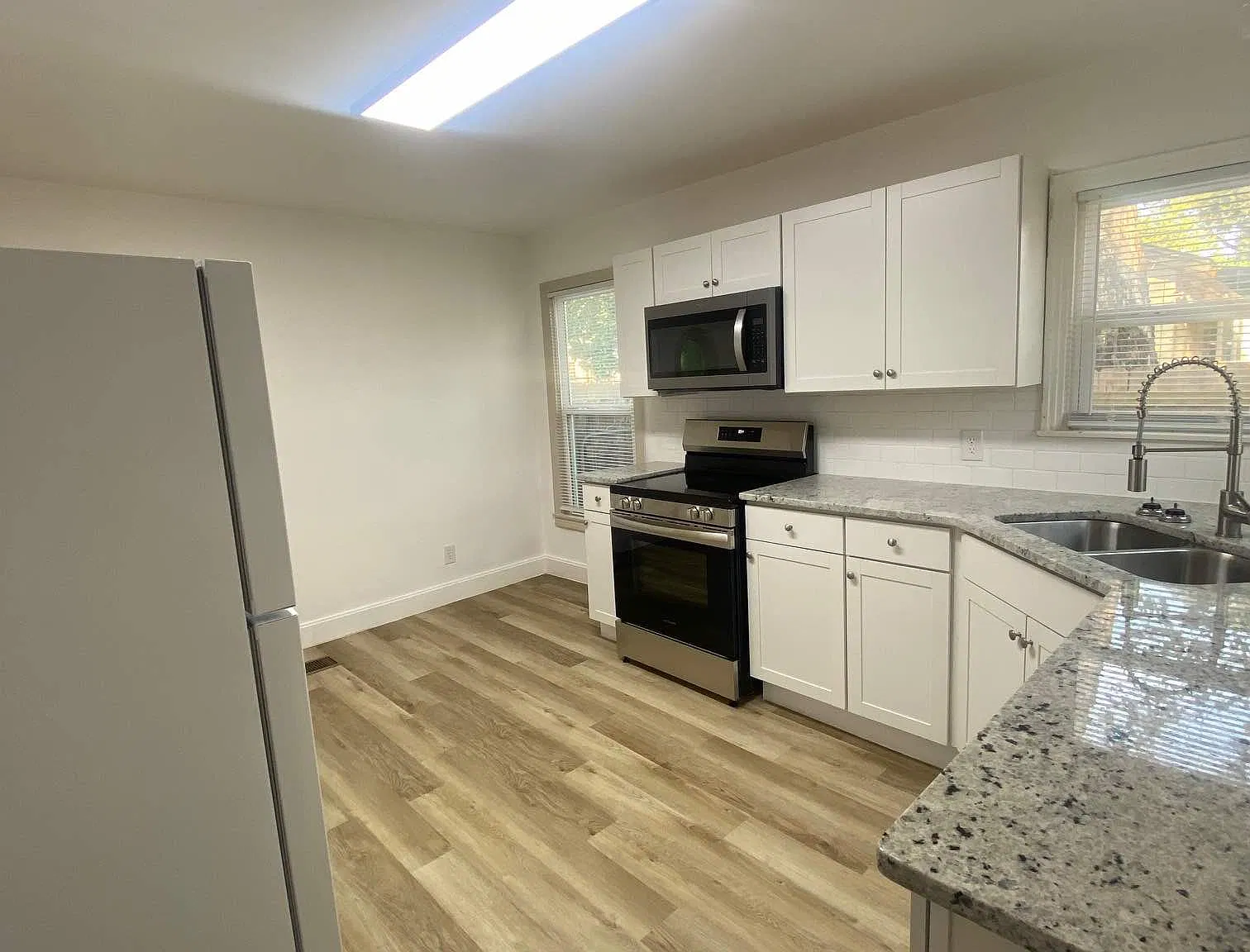 3 bed, 1.0 bath, 1377 sqft, $1,142 — Photo 3