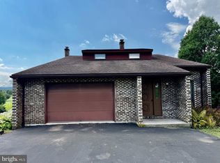 2122 Hillview Dr, Fayetteville, PA 17222