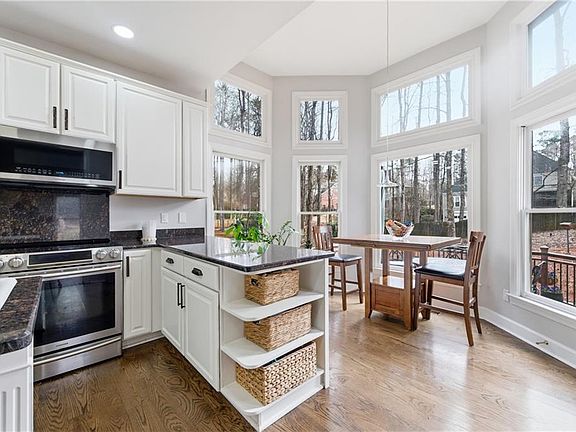 5th image of 1001 Chestnut Hill Rd SW