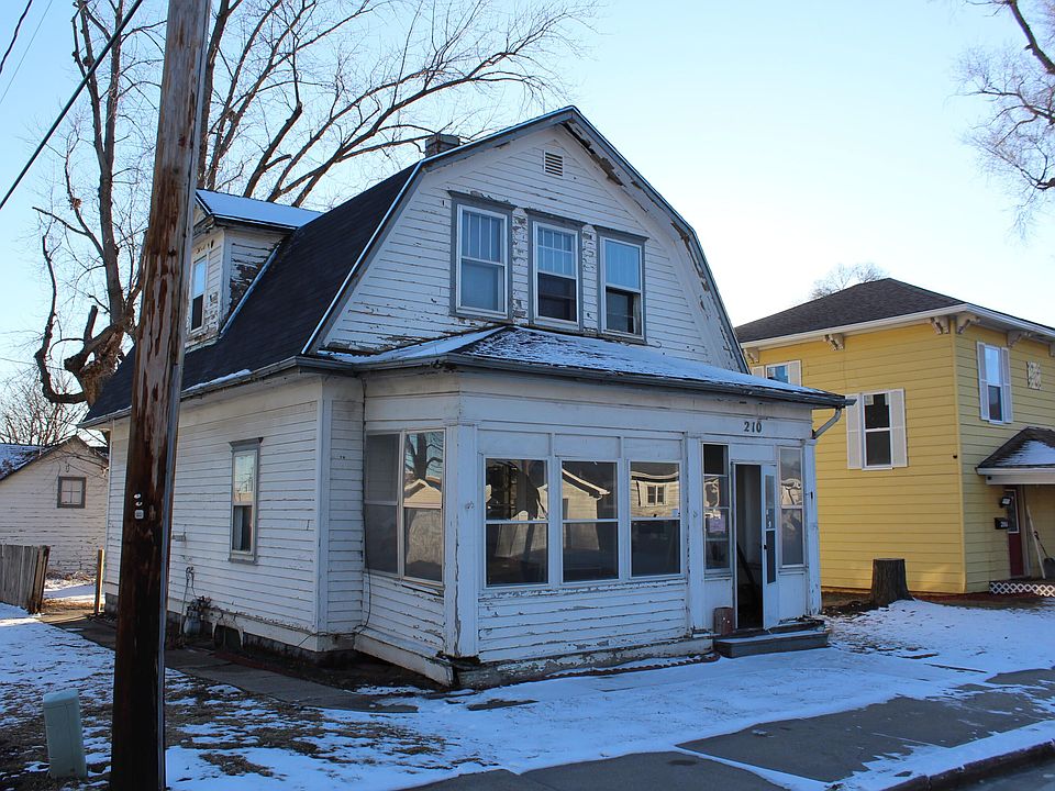 1st image of 210 E Huron St