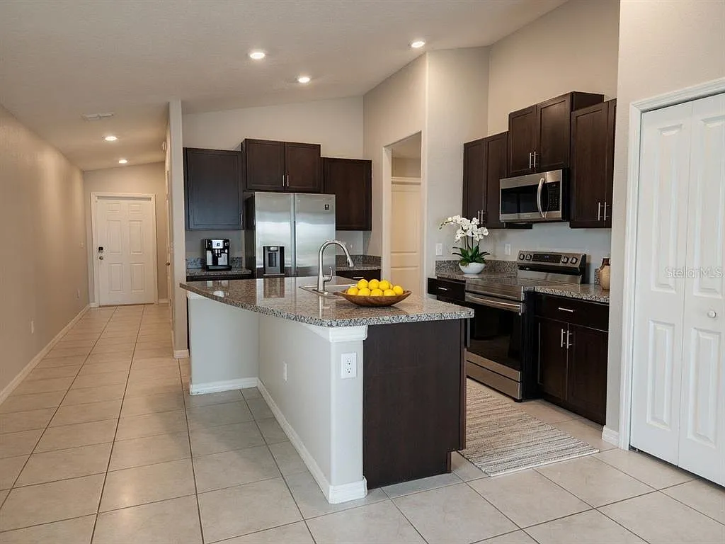 3 bed, 2.0 bath, 1451 sqft, $2,150 — Photo 2
