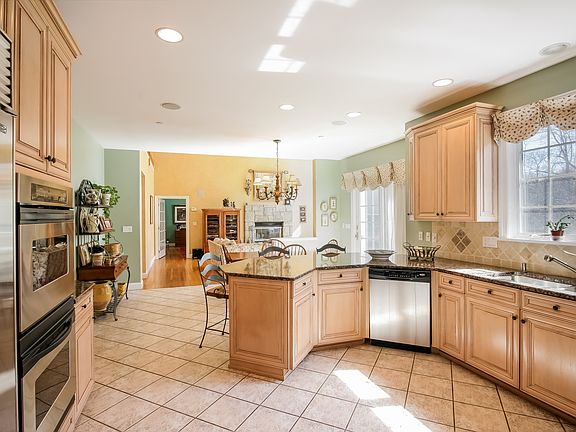 4th image of 15 Stonewall Cir