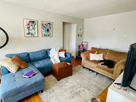 4th image of 521 W Briar Pl APT 310
