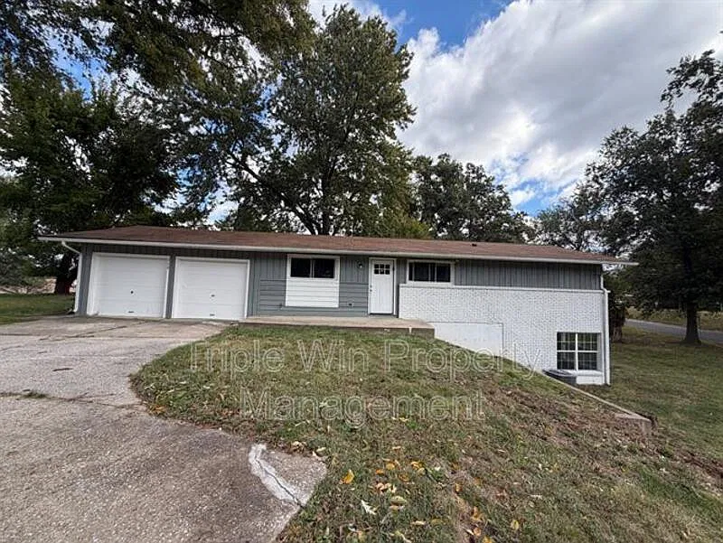 4 bed, 3.0 bath, 2112 sqft, $2,560 — Photo 2