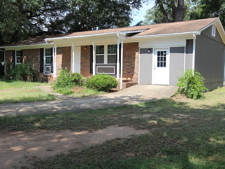 1403 Greenbrier Ct — Photo 1