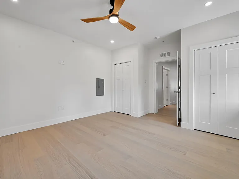 132 E Market St #101 — Photo 8