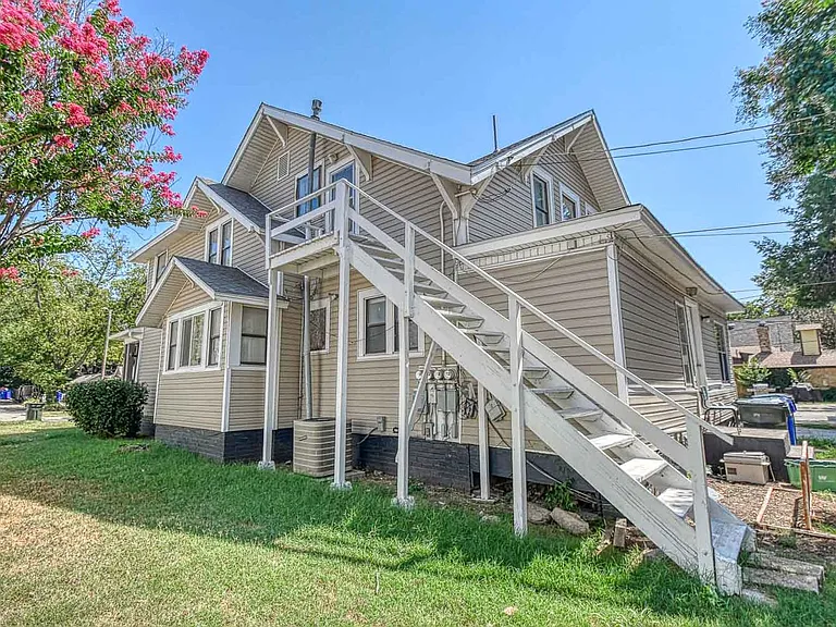 464 College Ave — Photo 4